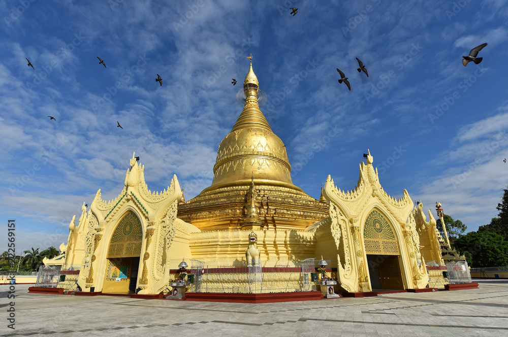 Fototapeta premium Beautiful nice sky and fly birds at Maha Wizaya Pagoda,small pagoda near shwedagon in haert of Yangon,Myanma