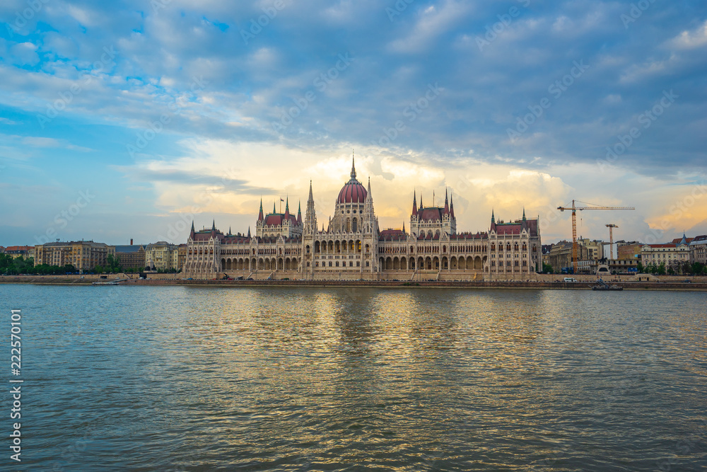 Obraz premium Zachód słońca widok na budynek parlamentu w Budapeszcie z widokiem na Dunaj na Węgrzech