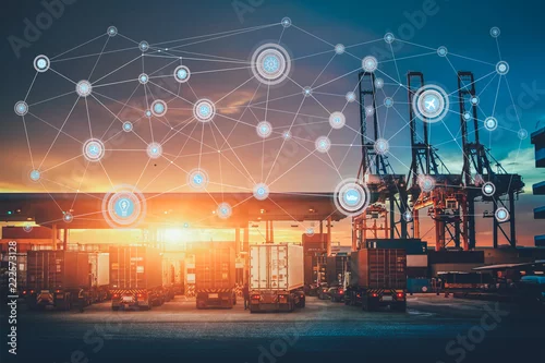 Obraz Koncepcja logistyki biznesowej, mapa świata obejmująca globalną sieć, ciężarówka z przemysłowym ładunkiem kontenerowym dla logistycznego importu eksportu na stoczni