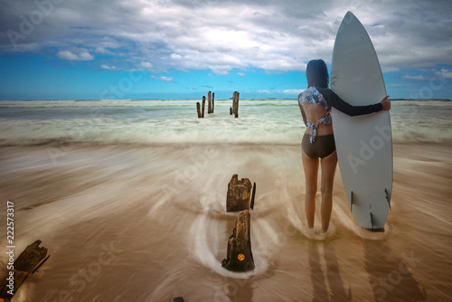 Photography Beautiful surfer woman surfing during summer vacation in city of dunedin, new ze