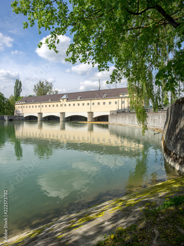 Oberföhringer Wehr vor blauem Himmel, Bayern