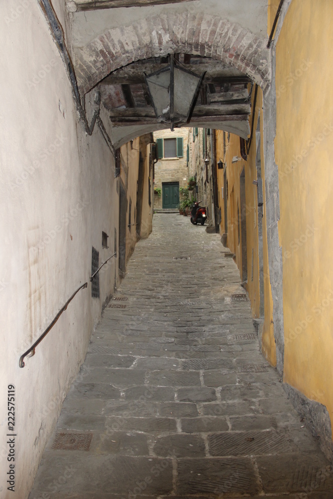 Obraz premium alley in old town