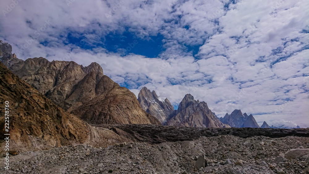 Obraz premium Landscape of K2 trekking trail in Karakoram range, Trekking along in the Karakorum Mountains in Northern Pakistan