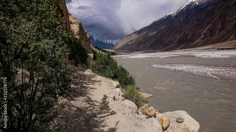 Obraz premium Landscape of K2 trekking trail in Karakoram range, Trekking along the Braldu River in the Karakorum Mountains in Northern Pakistan