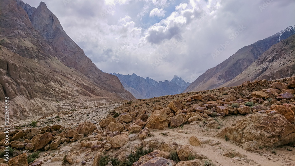 Obraz premium Landscape of K2 trekking trail in Karakoram range, Trekking along in the Karakorum Mountains in Northern Pakistan