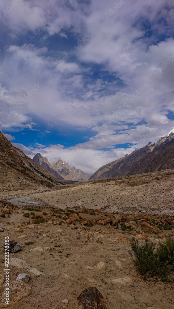 Obraz premium Landscape of K2 trekking trail in Karakoram range, Trekking along in the Karakorum Mountains in Northern Pakistan
