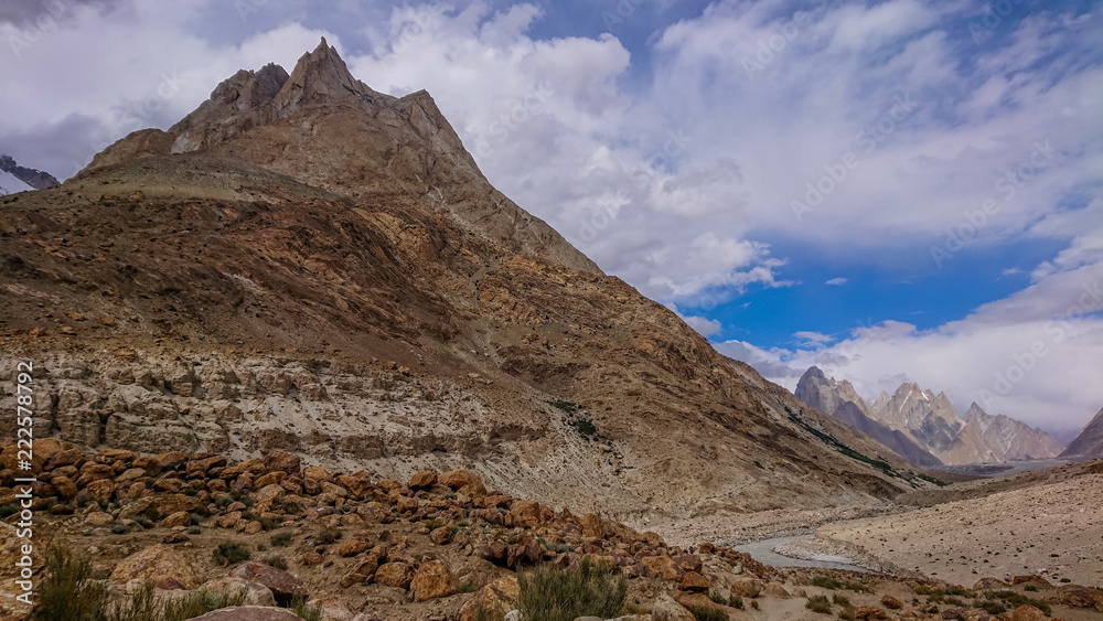 Obraz premium Landscape of K2 trekking trail in Karakoram range, Trekking along in the Karakorum Mountains in Northern Pakistan