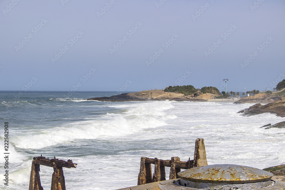 Fototapeta premium wave on devil beach in rio de janeiro
