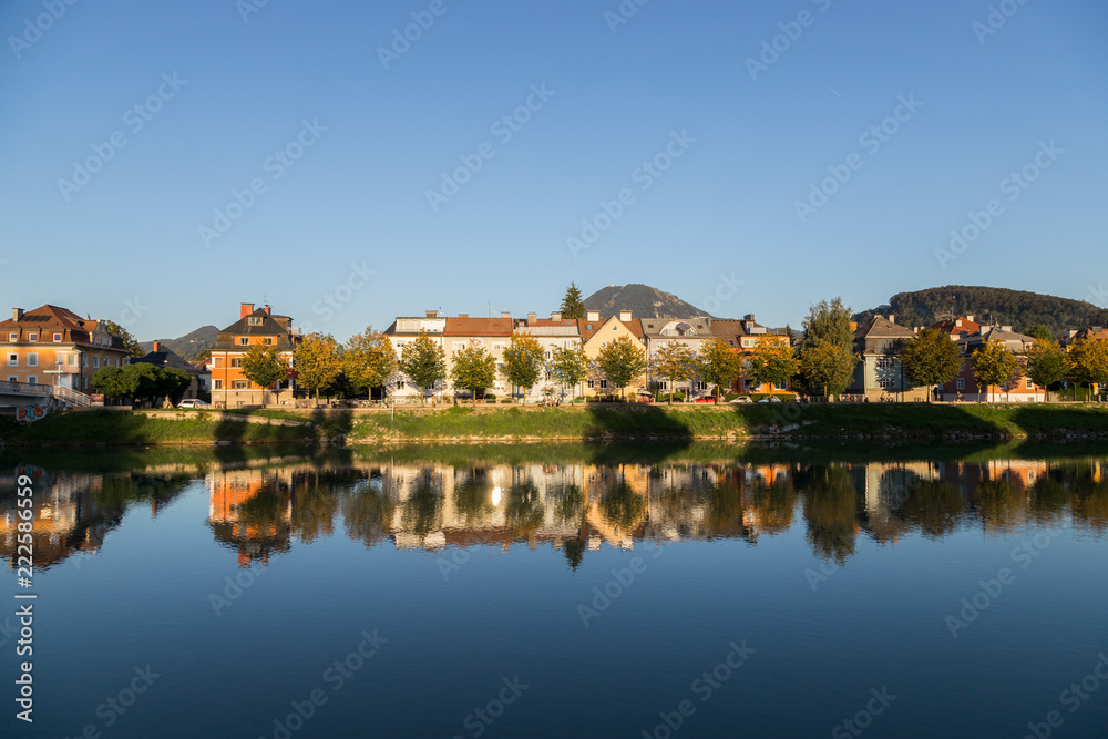Im Fluss spiegelnde Wohnhäuser im Herbst, Farben