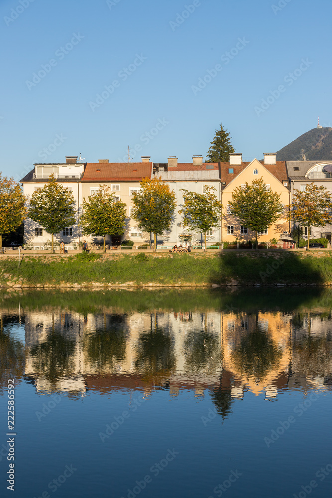 Im Fluss spiegelnde Wohnhäuser im Herbst, Farben