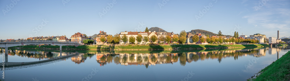 Im Fluss spiegelnde Wohnhäuser im Herbst, Farben, Panorama