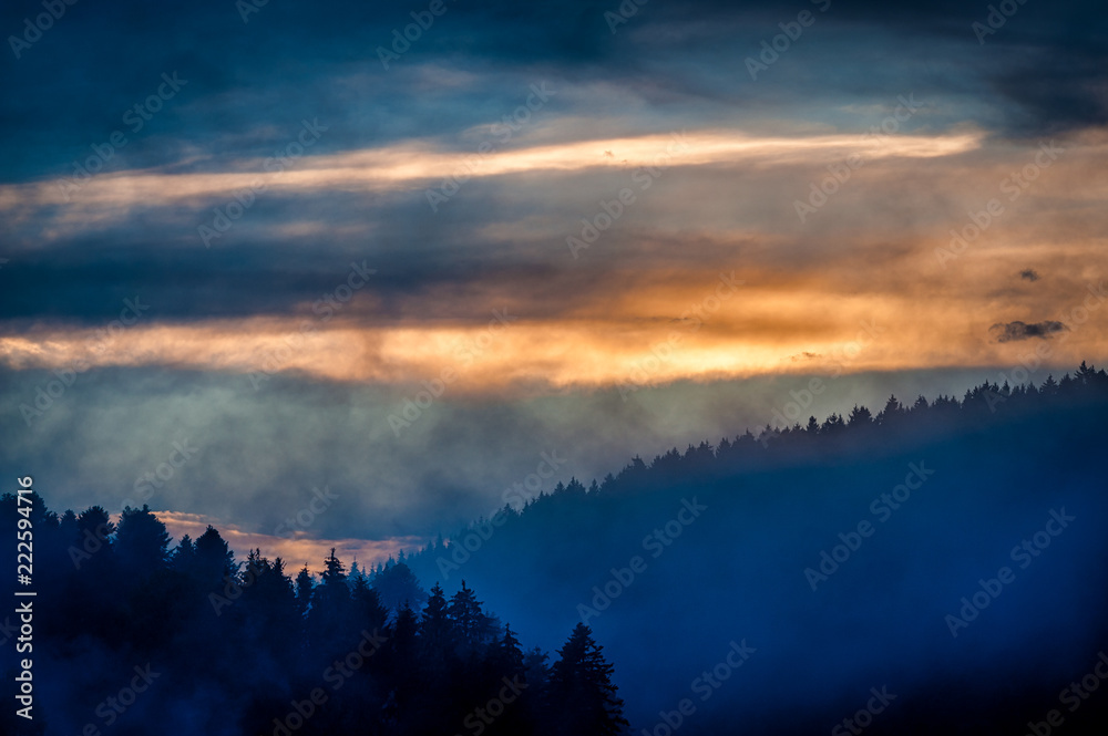 Abendrot bei Nebel im Schwarzwald
