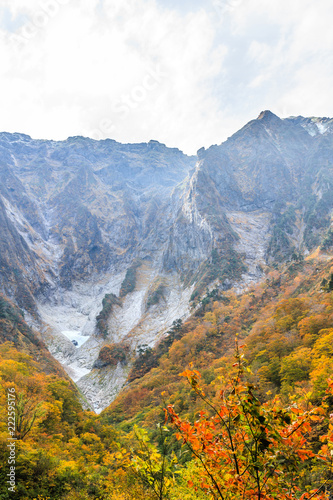 秋の谷川岳の風景 © nameyasu