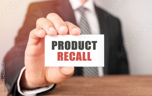 Canvas-taulu Businessman holding a card with text Product Recall