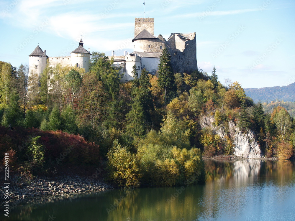 Turystyka na Podhalu, zamek na skale w Niedzicy jesienią, sztuczne jezioro