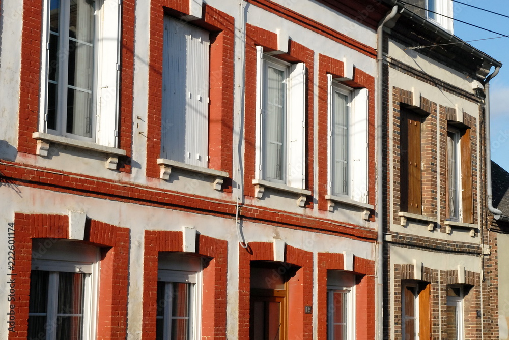 Ville de Rugles, jolie façade colorée en briques rouges et fenêtres, département de l'Eure, Normandie, France
