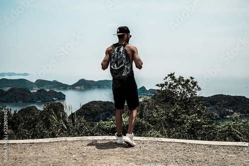 Homme dos Baie d'Halong vue Vietnam