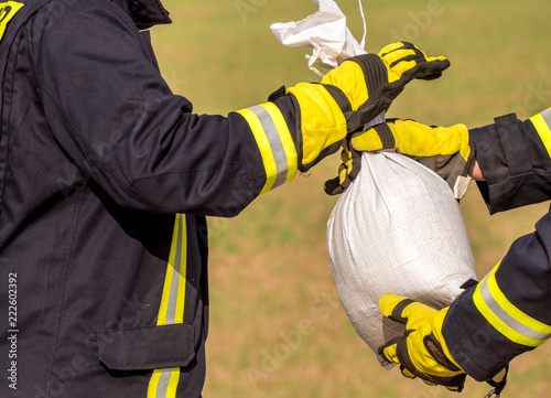 Feuerwehr beim Hochwasserschutz