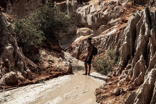 Homme torse nu au soleil dans un canyon