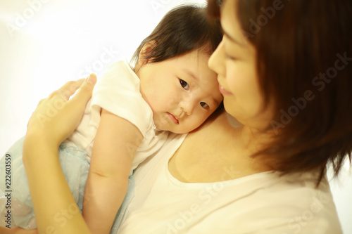 赤ちゃんと母親 © yamasan