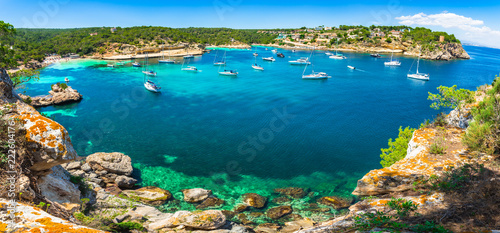 Fototapeta Naklejka Na Ścianę i Meble -  Bucht Strand Boot Yacht Meer Landschaft Panorama, Portals Vells, Insel Mallorca, Spanien Mittelmeer