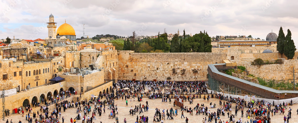 Obraz premium Widok na Ścianę Płaczu, ortodoksyjnych Żydów i turystów podczas żydowskiej Paschy. Jeruzalem, Izrael