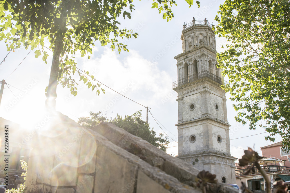Fototapeta premium Freundlicher Kirchturm im Sommer im Dorf