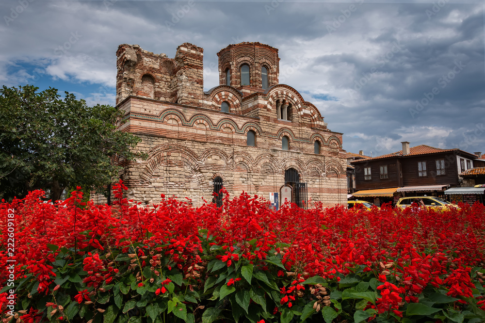 Obraz premium NESEBAR, BULGARIA - 14.09.2018: The Church of Christ Pantocrator is a medieval Eastern Orthodox church in the Bulgarian town of Nesebar on the Black Sea coast. An ancient Nesebar UNESCO