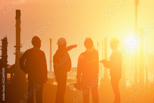 Tablou pe pânză Silhouette of Teams engineer and foreman working