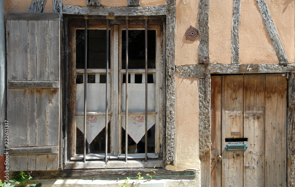 Ville de Vernon, vieille maison à colombages, volets en bois et rideaux en  dentelle, département de l'Eure, Normandie, France Stock Photo | Adobe Stock