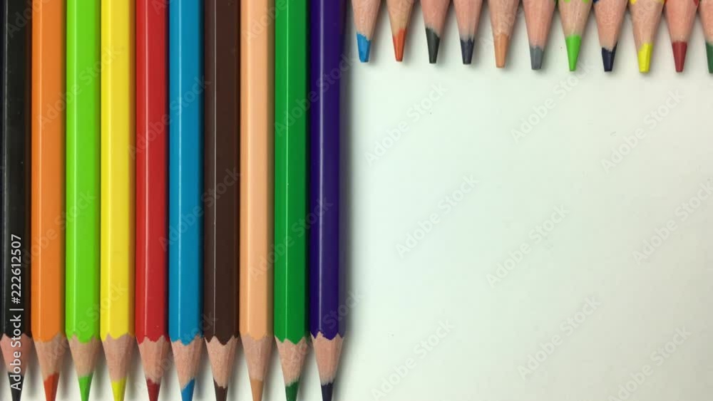 Lapices de colores se deslizan hacia arriba, dejando un fondo blanco.