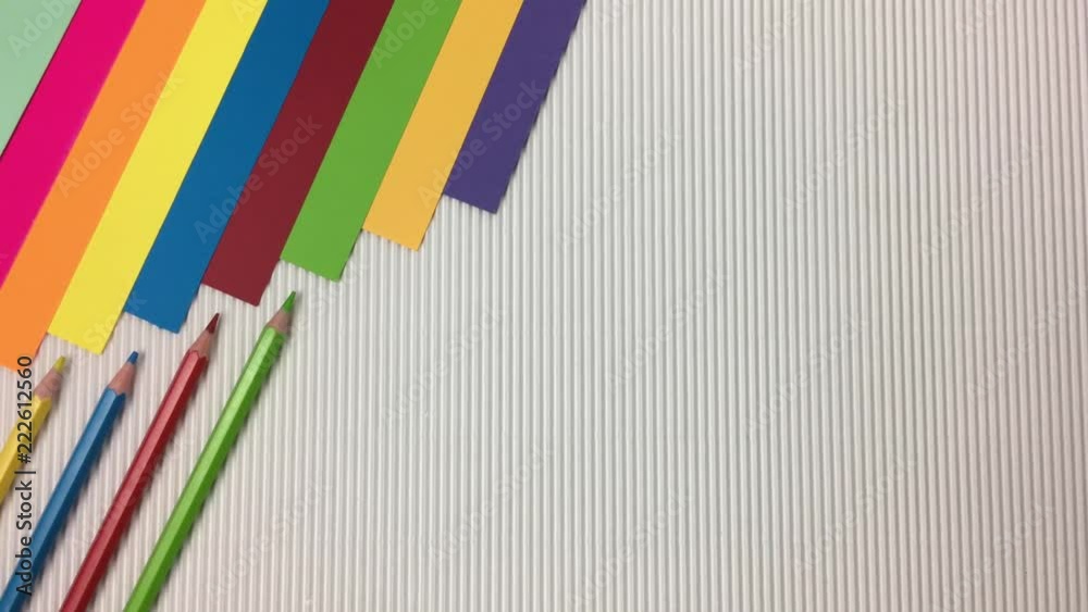 Escena en la que van apareciendo lapices de colores frente a su color en papel.