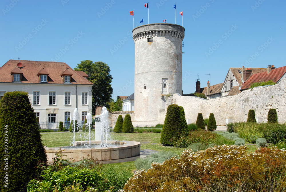 Ville de Vernon, Tour des Archives, vestige du château fort construit par Philippe-Auguste à la fin du 12ème siècle (jardin des Arts), département de l'Eure, Normandie, France 