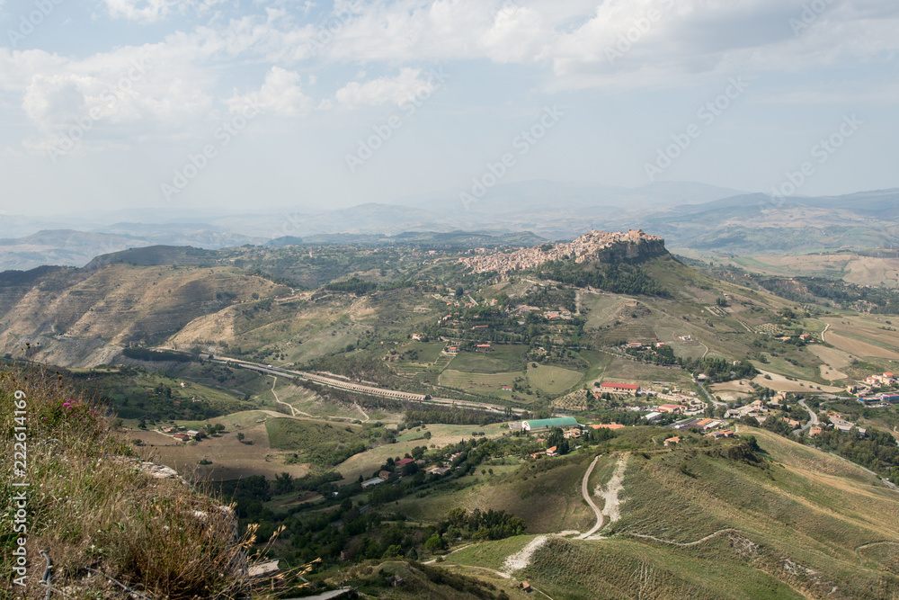 Blick von Enna auf Calascibetta Sizilien