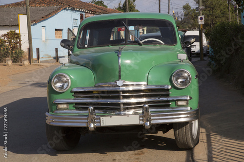 Wunderschöner grüner Oldtimer auf Kuba (Karibik)