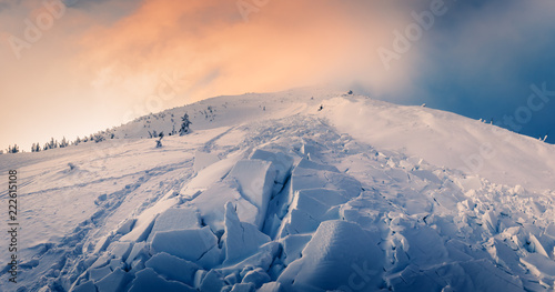 Foto Snow avalanche in winter mountains. Danger extreme concept