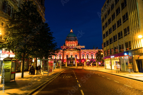 Fototapeta Naklejka Na Ścianę i Meble -  Nightlife with city hall in Belfast, UK