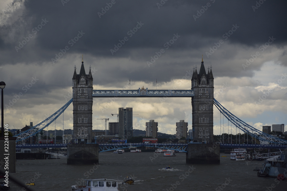 Obraz premium Tower Bridge during sunset