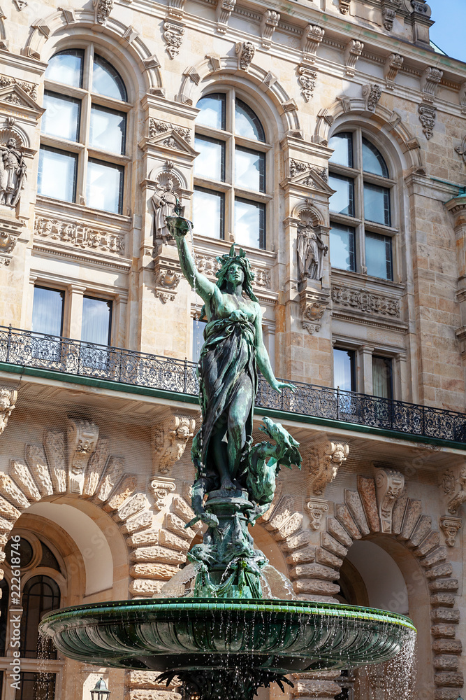 Fototapeta premium Springbrunnen hinter dem Hamburger Rathaus