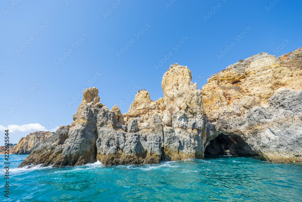Wunderschöne Felsformation mit Höhle an der Algarve in Portugal