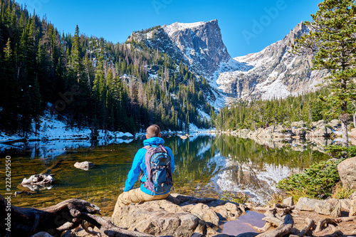 Obraz na płótnie Tourist near Dream Lake in Colorado w salonie