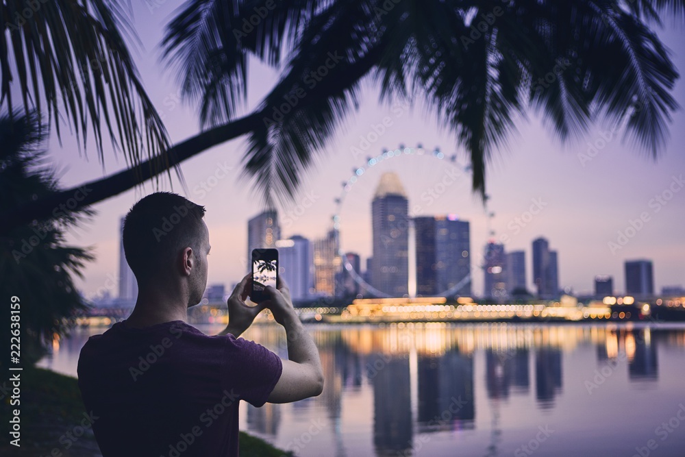 Fototapeta premium Turysta robi zdjęcie Singapuru