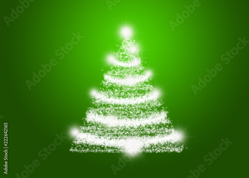Fondo verde con pino iluminado de navidad.