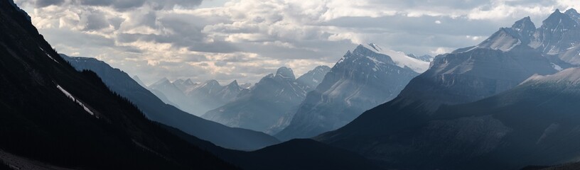 Sierkussen Bordeaux Dramatisch landschap Banff National Park  © Tabor Chichakly