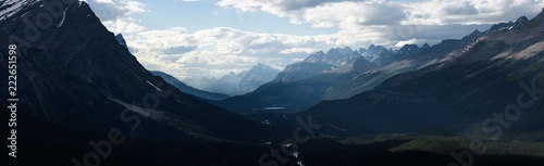 Dramatyczny krajobraz wzdłuż Icefields Parkway, Kanada