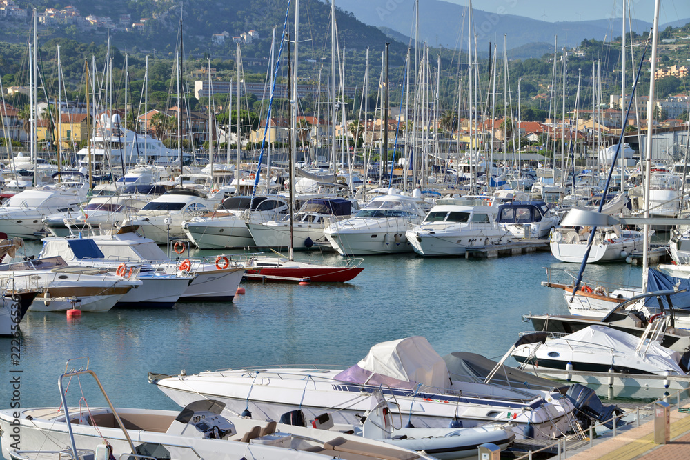 barche in un piccolo porto della Liguria