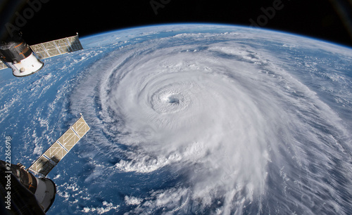 Widok satelitarny. Huragan Florencja nad Atlantykiem w pobliżu wybrzeża USA. Elementy tego obrazu dostarczone przez NASA.