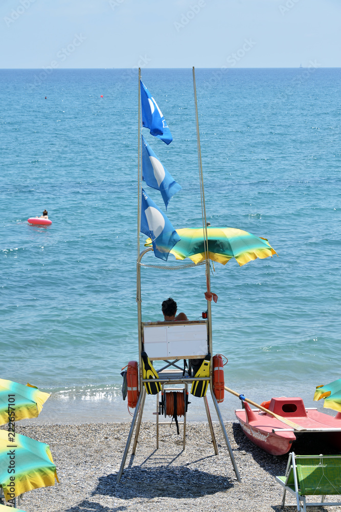 bagnino durante il suo lavoro su una spiaggia bagnino durante il suo lavoro su una spiaggia