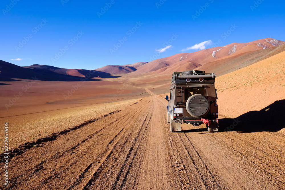 expeditionsfahrzeug in der wüste
