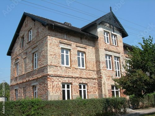 Przedwojenny dom bez tynku, przed remonbtem, Dzierżoniów, Polska
